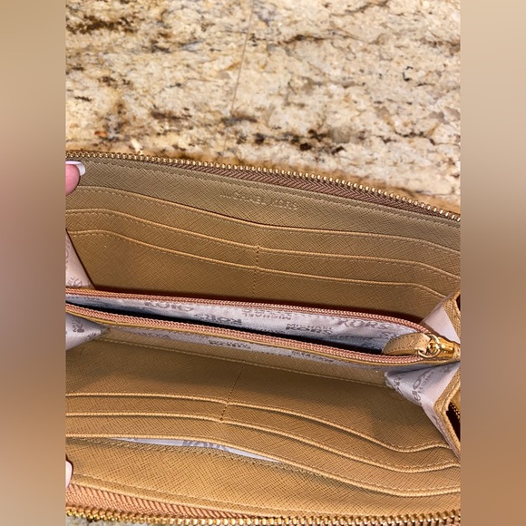 MICHAEL KORS DESIGNER HANDBAG WITH MATCHING WALLET - Picture 8 of 8